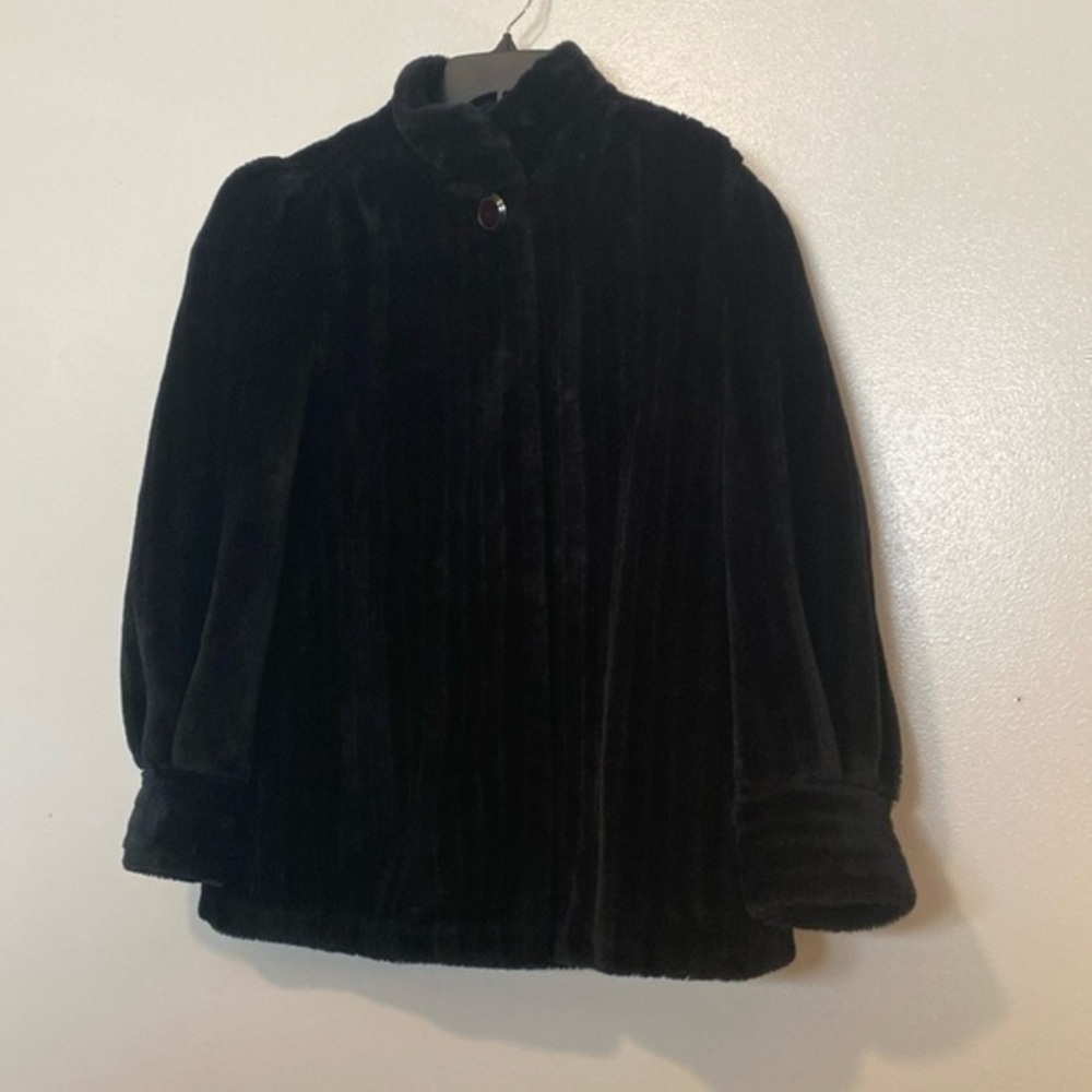 Casper vintage fur lined black cozy pocket  hidden button hooks fur coat…